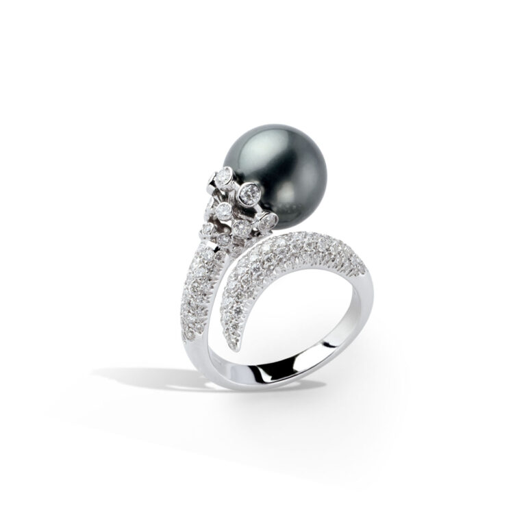 Notturno collection ring with Tahiti pearls and diamonds