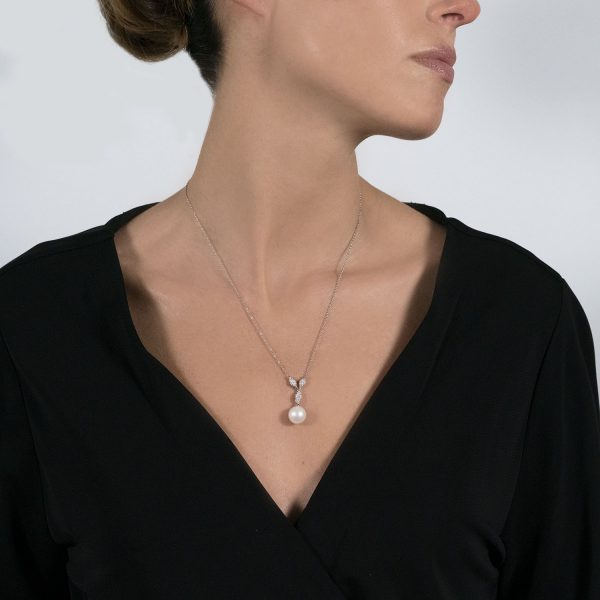 The model wears the my song pendant with freshwater pearl and diamonds