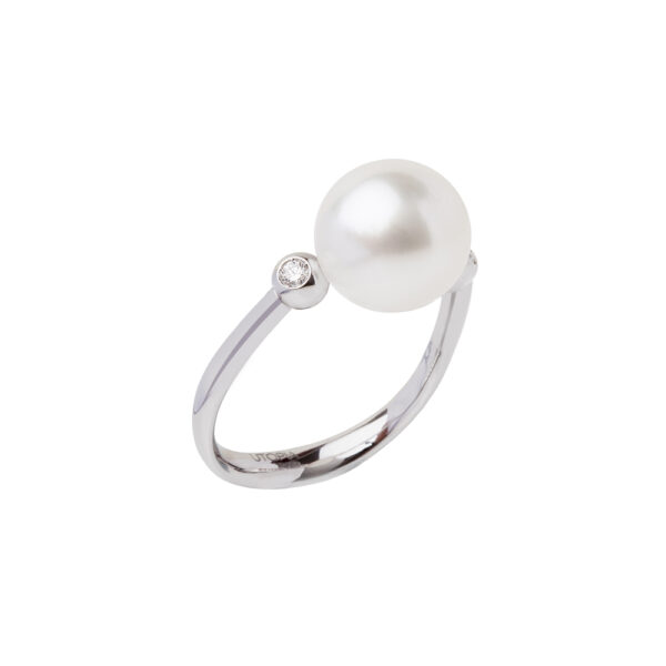 Perlage ring with freshwater pearl and diamonds