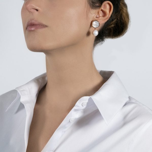 The model wears the Venus earrings with freshwater pearls and mother of pearl