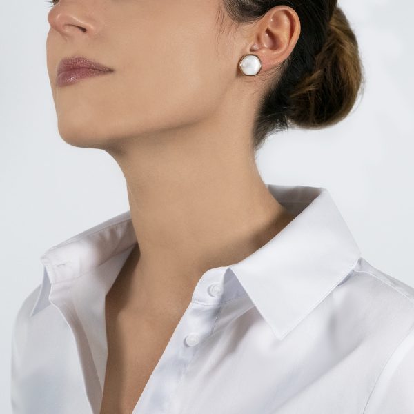 The model wears the Venus earrings with mother of pearl