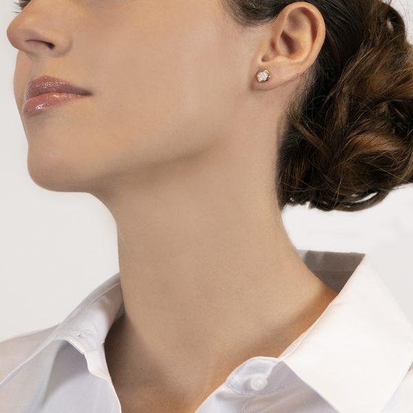 The model wears the Venus earrings with diamonds