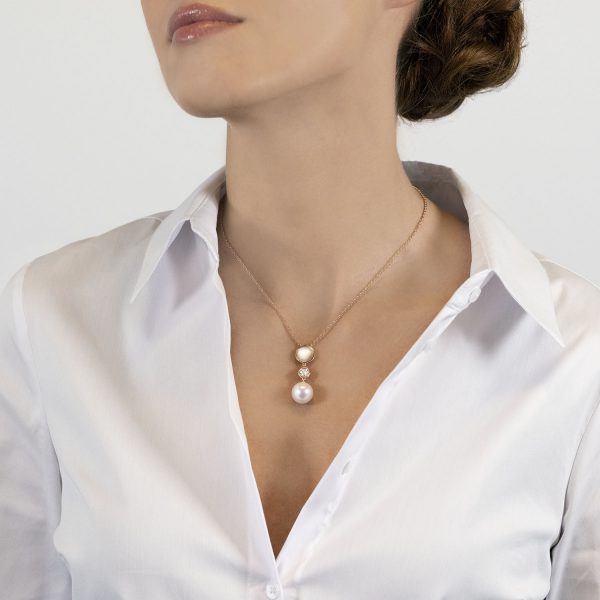 The model wears the Venus pendant with freshwater pearls mother of pearl and diamonds