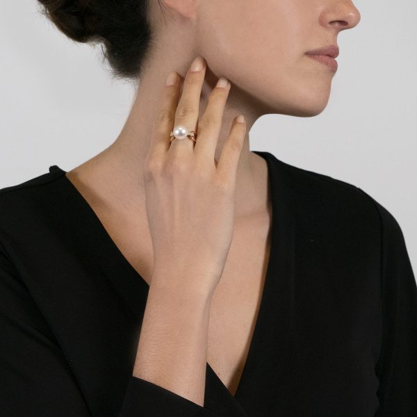 The model wears Aurum ring with South Sea pearls and diamonds