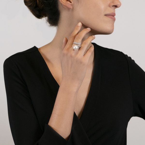 The model wears Notturno ring with South Sea pearl and diamonds