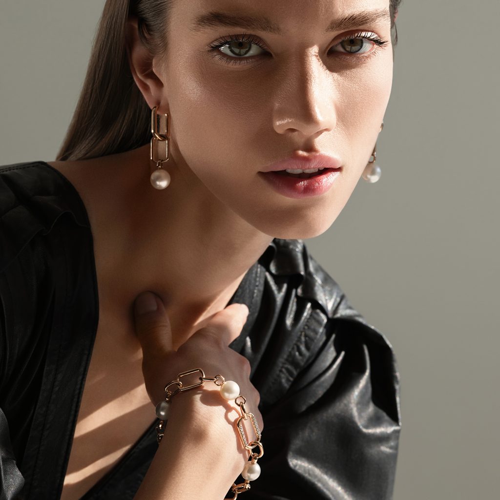 The model wears Aurum collection with South Sea pearls and diamonds